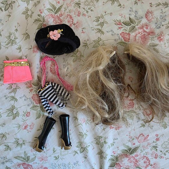 Pinkie Cooper and the Jet Set Pets - Travel in Paris Outfit + Hairplugs - Picture 1 of 1